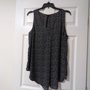 Torrid Black and White Sleeveless Size 2 Top